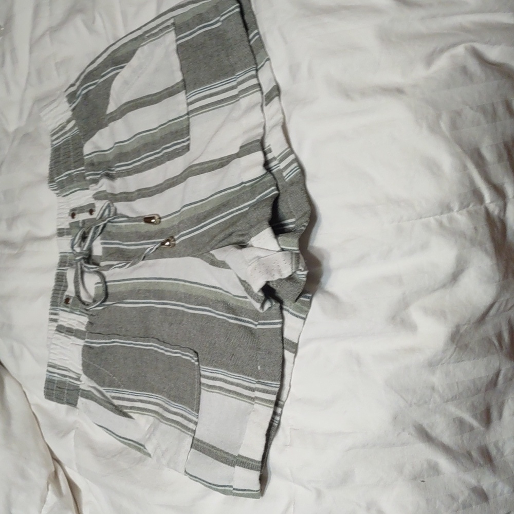 Woman's Cisono green and cream linen shorts
